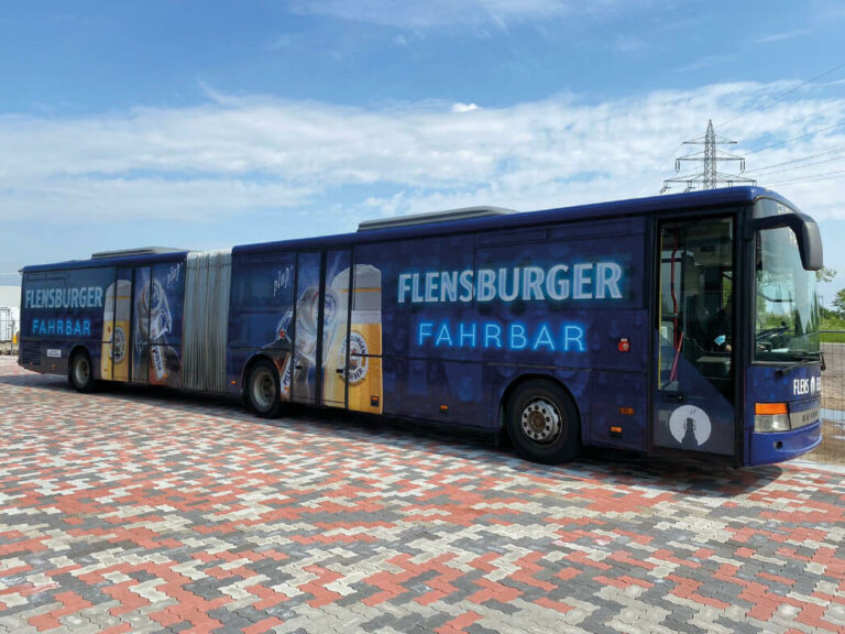 Achtung! Fahrzeug schenkt aus